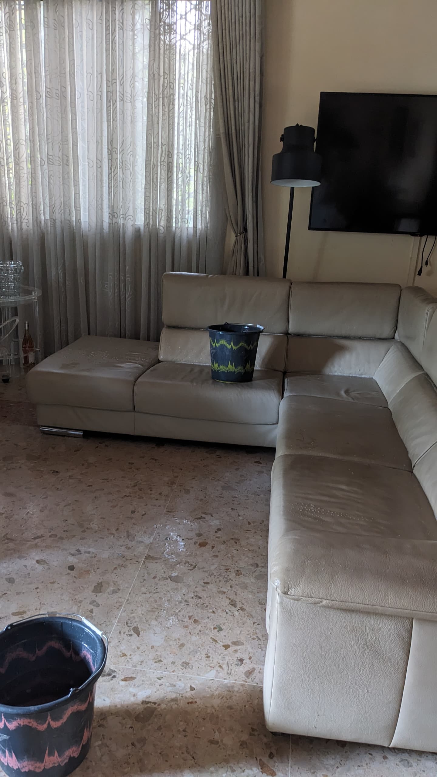 Canapé d'angle cuir beige sale avant nettoyage HydroClean Douala